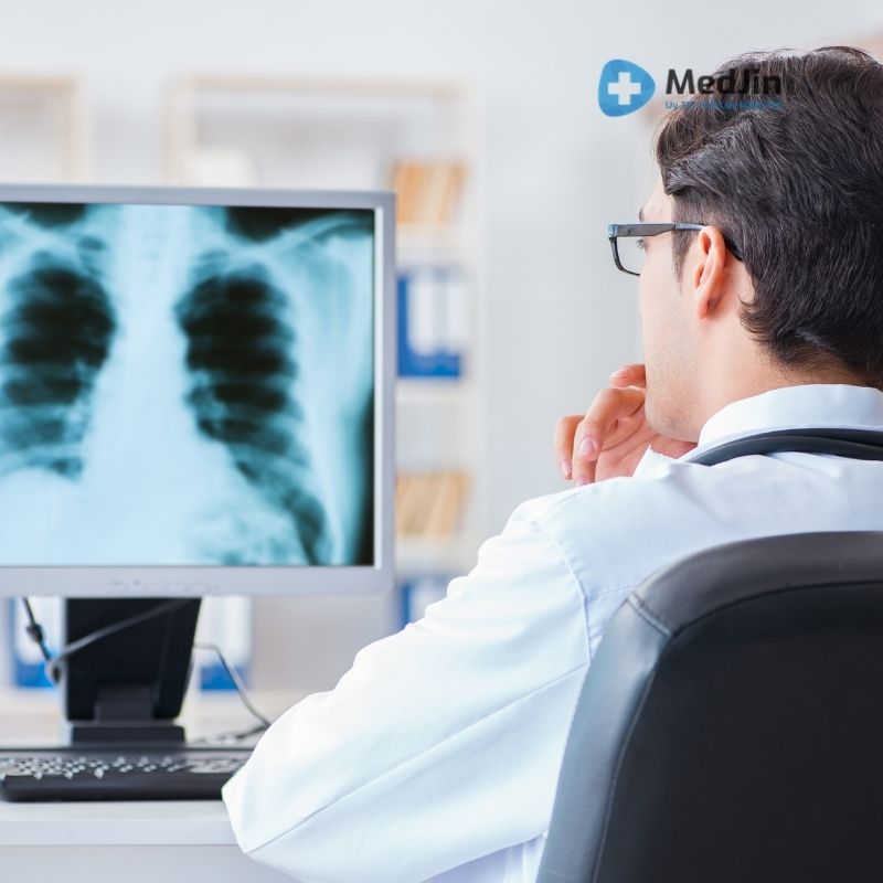 Tron quá trình chăm sóc bệnh nhân tràn khí màng phổi, cần đảm bảo các tiêu chí nào để đánh giá hiệu quả liệu pháp?
