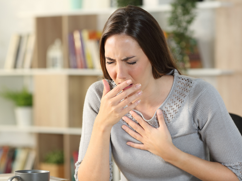 Tình trạng tức ngực, thở nhanh và ho có liên quan đến bệnh thở khò khè không?
